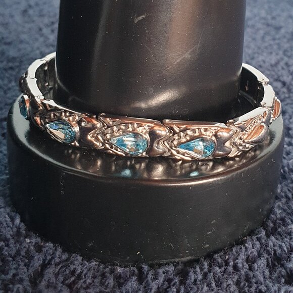 Gorgeous Silver Linked Bracelet with Blue Teardrop Crystal Rhinestones - Picture 11 of 17